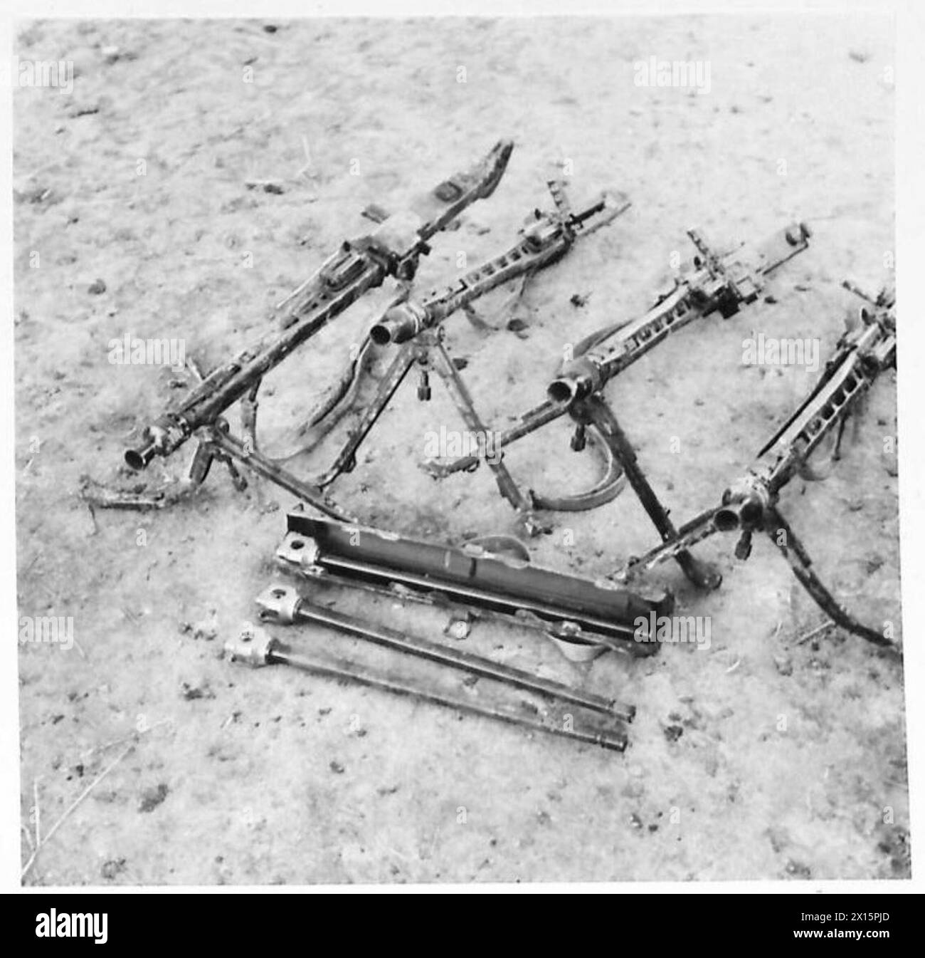 THE BRITISH ARMY IN THE TUNISIA CAMPAIGN, NOVEMBER 1942-MAY 1943 - Captured German MG 42 machine guns, probably at Ain Tunga, 3 January 1943 British Army, British Army, 1st Army, German Army Stock Photo