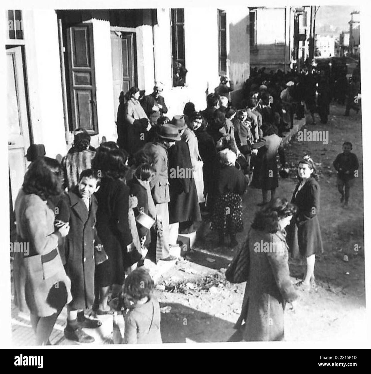THE BRITISH ARMY IN NORTH AFRICA, SICILY, ITALY, THE BALKANS AND AUSTRIA 1942-1946 - One of the many queues at soup kitchens in the liberated sector of Athens British Army Stock Photo