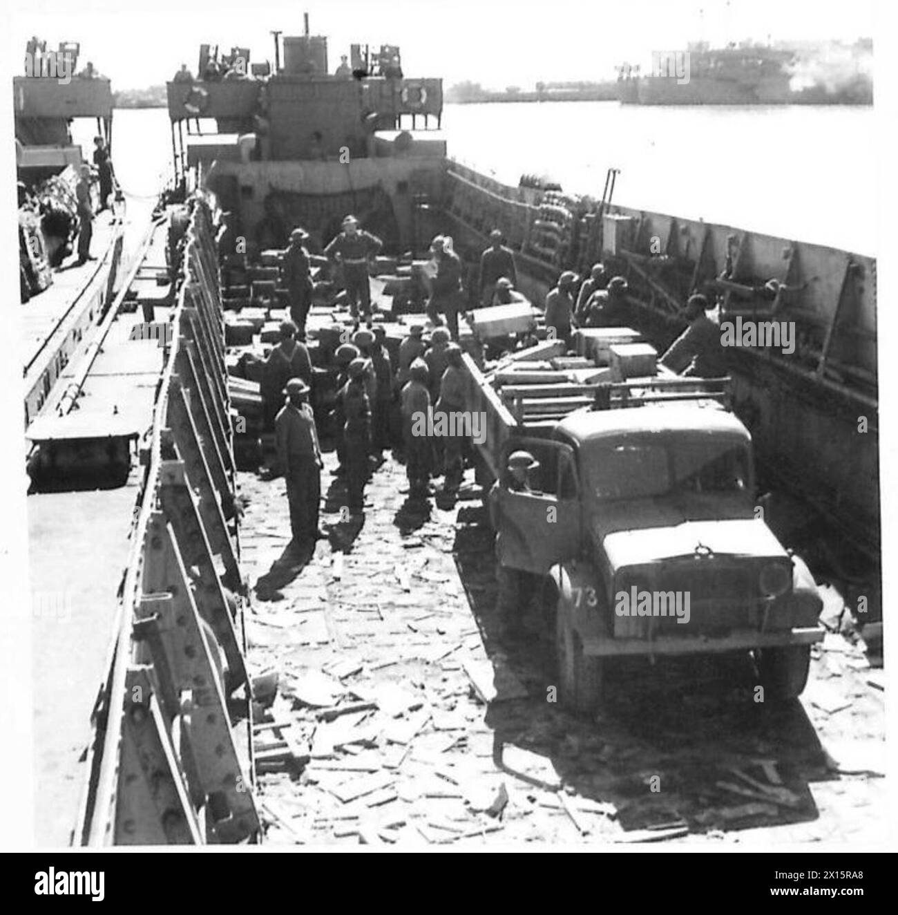 FIFTH ARMY : ANZIO BRIDGEHEAD.SOUTH AFRICAN COLOURED TROOPS AT ANZIO - Swazi troops unloading ammunition from another landing craft , British Army Stock Photo