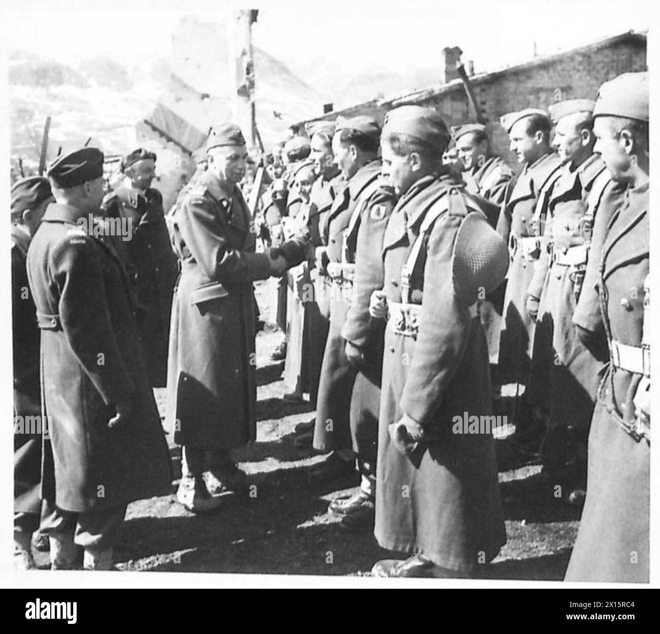 THE POLISH ARMY IN THE ITALIAN CAMPAIGN, 1943-1945 - General Kazimierz Sosnkowski, the C-in-C of the Polish Armed Forces, inspecting troops of the 3rd Carpathian Rifles Division (2nd Polish Corps) at San Pietro Avellana during his visit to various units of the Division, 28/29 March 1944 Polish Army, Polish Armed Forces in the West, Polish Corps, II, Polish Armed Forces in the West, Carpathian Rifles Divisior, 3, 8th Army, Sosnkowski, Kazimierz Stock Photo