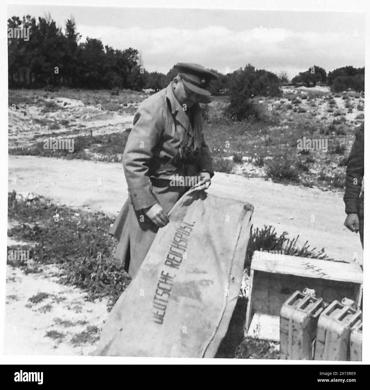 FIRST ARMY : JOINT ALLIED ATTACK ON PICHON - Brigadier Campbell of the Royal Engineers taking charge of German outgoing mail left behind in their hurried retreat British Army Stock Photo
