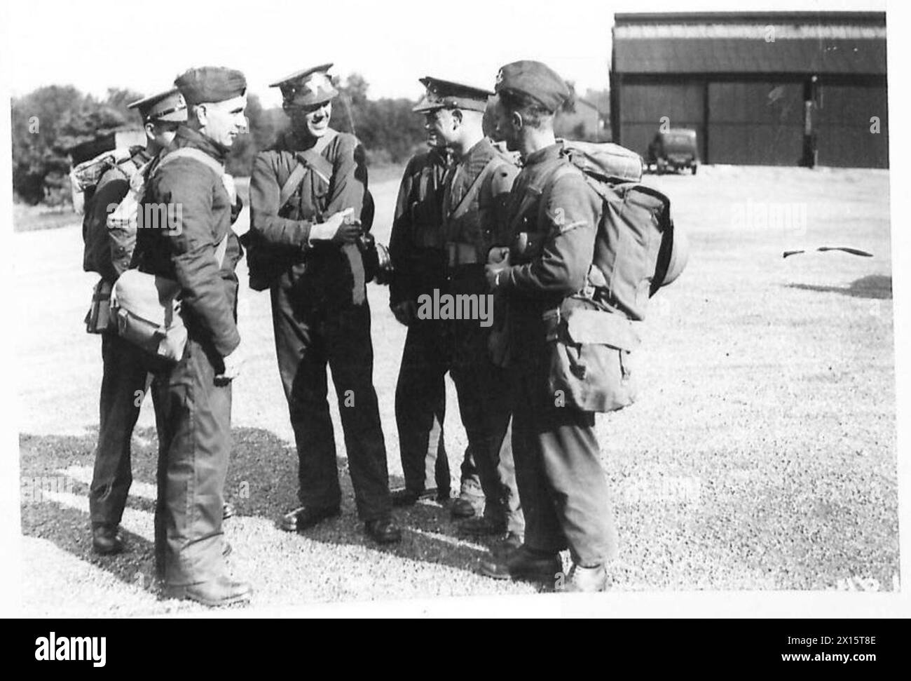 ROYAL ARTILLERY DRIVERS - A group of drivers chatting , British Army ...