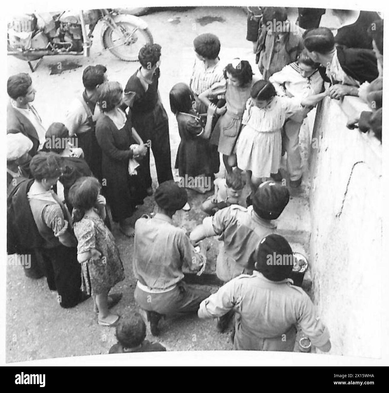 THE BRITISH ARMY IN NORTH AFRICA, SICILY, ITALY, THE BALKANS AND AUSTRIA 1942-1946 - Scenes at Ravello, famous as a holiday resort, popularised by a visit before the war from Greta Garbo and Leopold Stokowski. The local inhabitants are seen greeting troops of the King's Dragoon Guards drawn up in the main square of the town British Army Stock Photo