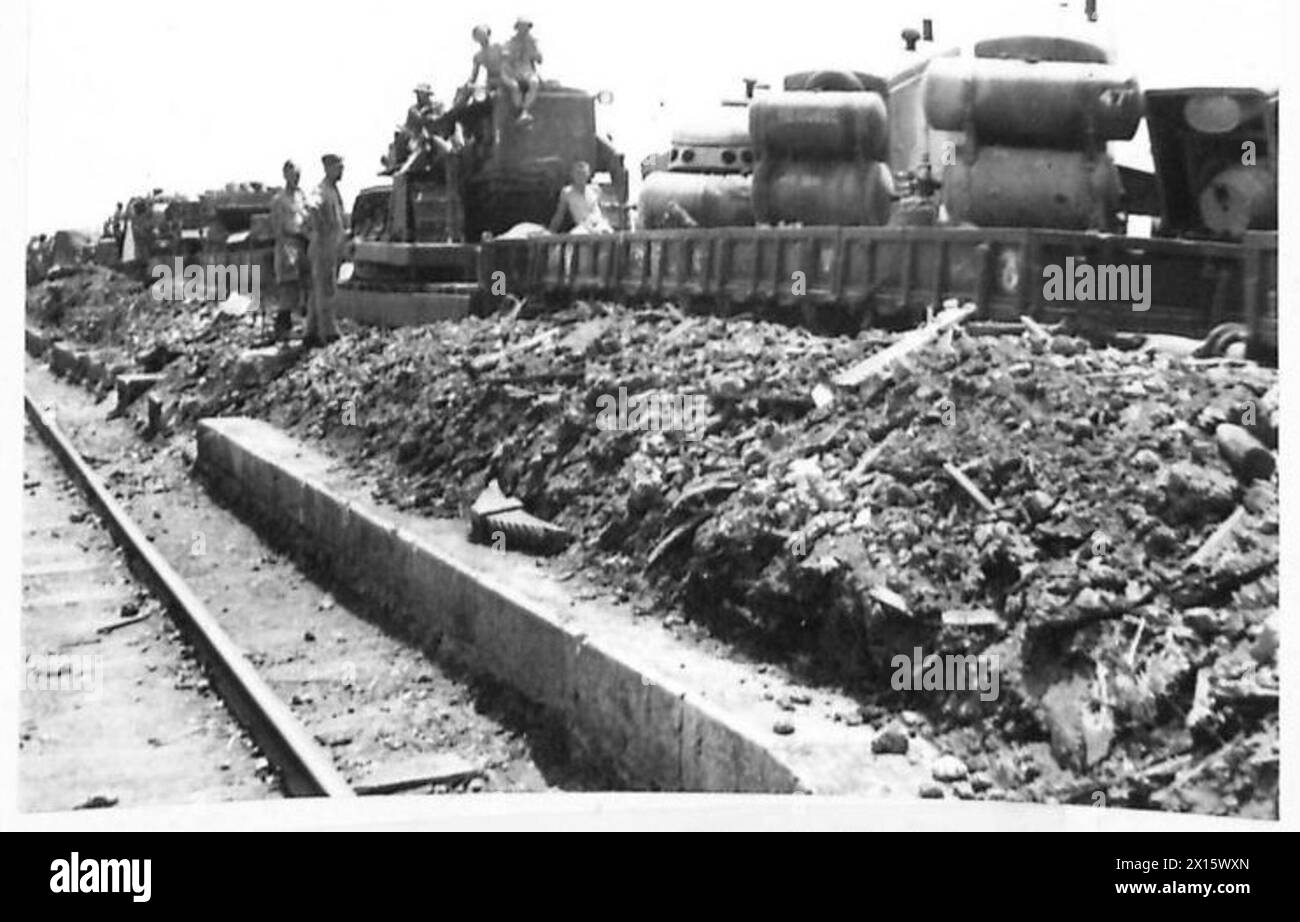 ITALY : EIGHTH ARMY : RAILWAY RECONSTRUCTION - The first train loaded with supplies arrived at the new railhead at Roccasecca British Army Stock Photo