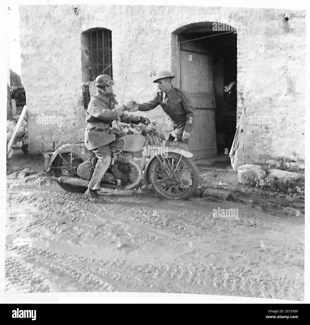 ITALY : EIGHTH ARMY FRONT INTELLIGENCE WORK IN THE FIELD - Sgmn. Bailey of Martin Fordingbridge, a D.R. brings in an urgent message from Divisional HQ, which received by Cpl. Spence of Hyde, Cheshire British Army Stock Photo