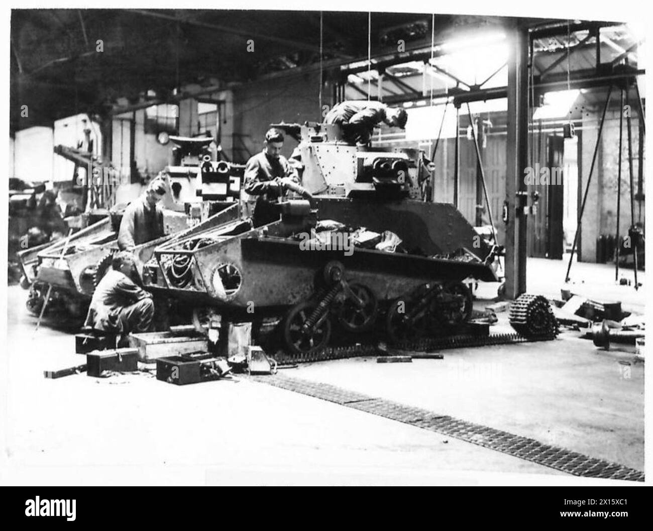 NORTHERN COMMAND R.A.O.C. MOTOR TRANSPORT WORKSHOPS - Re-erecting a light tank for the King's Dragoon Guards British Army Stock Photo