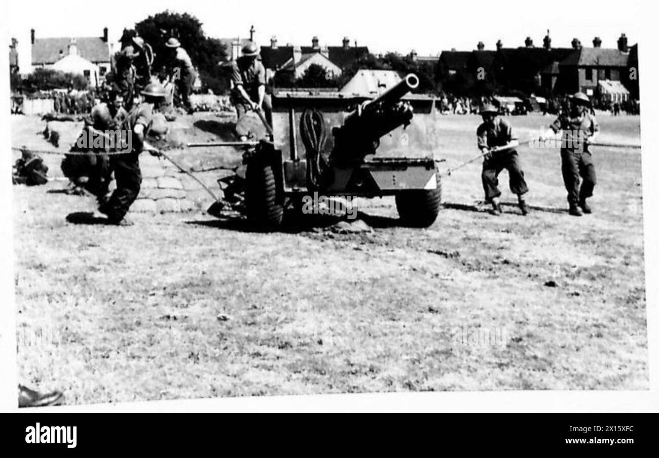 THE POLISH ARMY IN BRITAIN, 1940-1947 - Detachment of the 1st Polish Corps artillery manhandling a 25 pounder gun during an Allied Services Tournament of the Eastern Command in Rugby Football Ground at Bedford British Army, Polish Army, Eastern Command, Polish Armed Forces in the West, 1st Corps Stock Photo