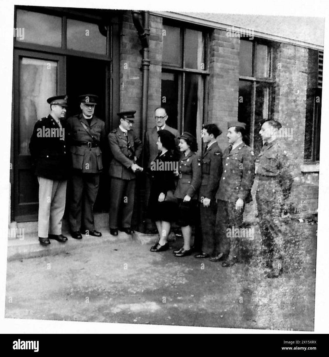 FEAST OF THE PASSOVER IN BELFAST - Rev. Simeon Isaacs, CF receiving Jewish personnel from US5 and British Armies when they arrived for the Passover. He is shaking hands with 2nd Lt.Alice Newfield of the US Army Nursing Corps, next is Pte. R. Haymen, ATS of Glasgow. On the left are Chaplain W.G. Davies USA and Rev.I.K.Aitken, DACG British Army Stock Photo