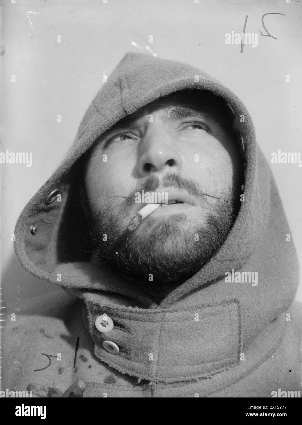 ON BOARD THE BATTLESHIP HMS RODNEY. SEPTEMBER 1940, OFFICERS AND MEN ON BOARD THE BATTLESHIP. - Member of a Gun crew. He is wearing his 'lamby', Royal Navy wind-cheater. He is from Cambridge, and is aged 27 Stock Photo