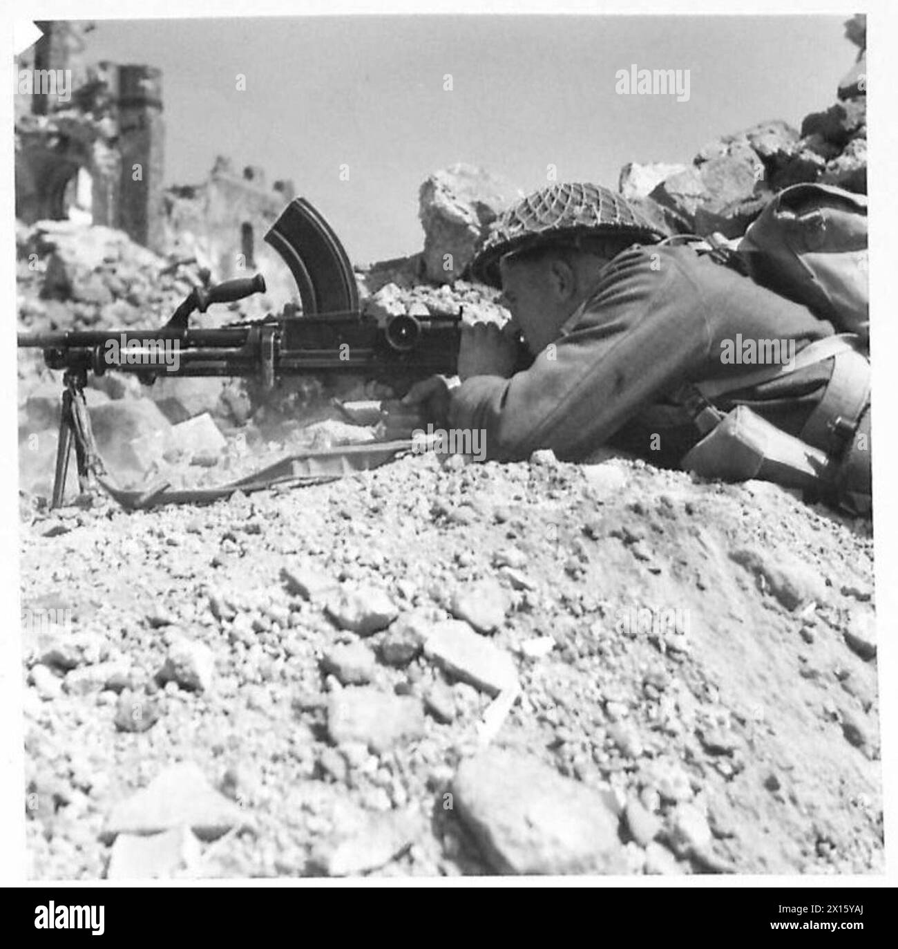 FIFTH ARMY : BATTLE FOR CASSINO - Pte. G.C. Brown of Pukekohe, N.Z. firing his Bren gun British Army Stock Photo