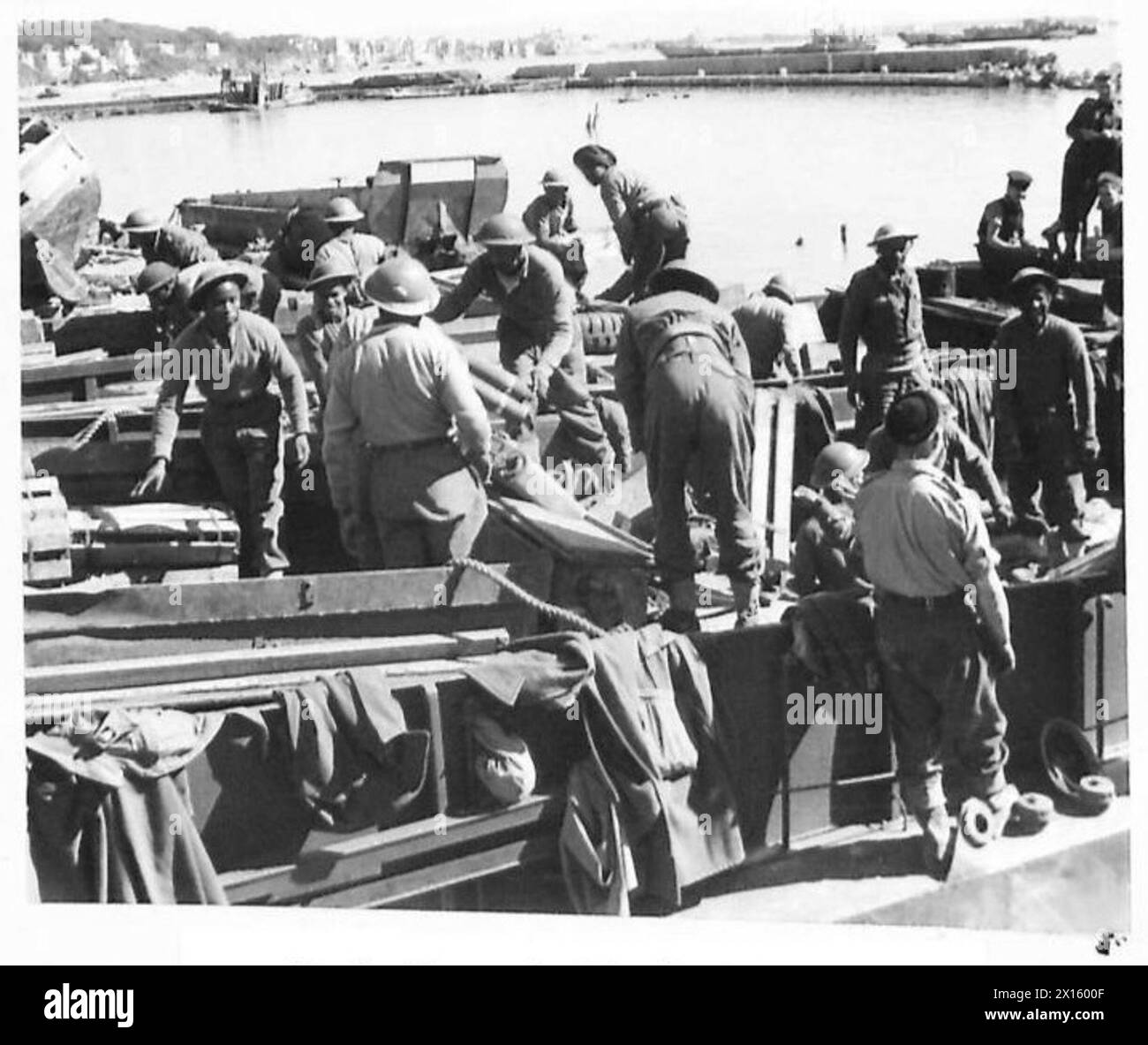FIFTH ARMY : ANZIO BRIDGEHEAD.SOUTH AFRICAN COLOURED TROOPS AT ANZIO - Swazi troops loading a Duck from a landing craft British Army Stock Photo