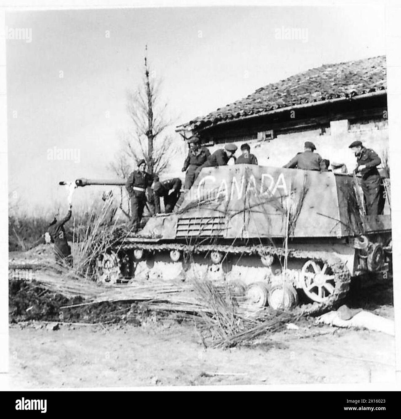 Ex-German self-propelled gun operated by British Army crew during Eighth Army operations. Stock Photo