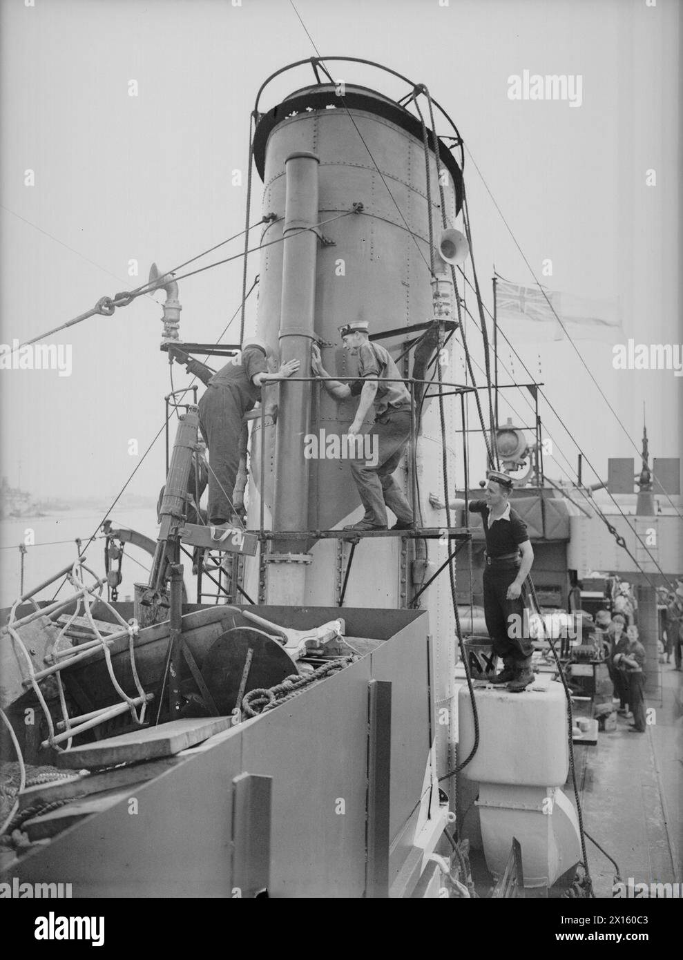 ON BOARD THE DESTROYER HMS HERO AS SHE WENT FROM ALEXANDRIA TO HAIFA, PALESTINE TO REFIT. MAY 1942, HAIFA. - Scraping and painting her funnel Stock Photo