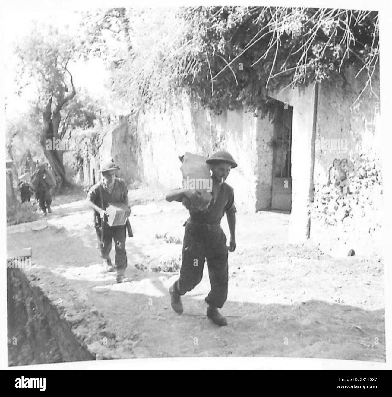 WITH THE FIFTH ARMY ON THE SALERNO FRONT - Infantry carrying rations up ...