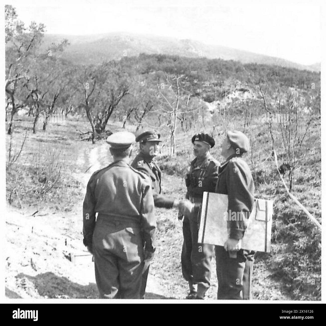 ALLIED ARMIES IN THE ITALIAN CAMPAIGN, 1943-1945 - General Władysław Anders, the CO of the 2nd Polish Corps (second from the right) introducing his adjutant, Lieutenant Eugeniusz Lubomirski to General Charles Keightley, the CO of the British 78th Infantry Division (second from the left), at the divisional HQ at Cervaro (near Cassino).Photograph taken during General Anders' visit to the 78th Division British Army, Polish Army, Polish Armed Forces in the West, Polish Corps, II, 78th Infantry Division, British Army, 8th Army, Anders, Władysław, Keightley, Charles Frederic, Lubomirski, Eugeniusz Stock Photo