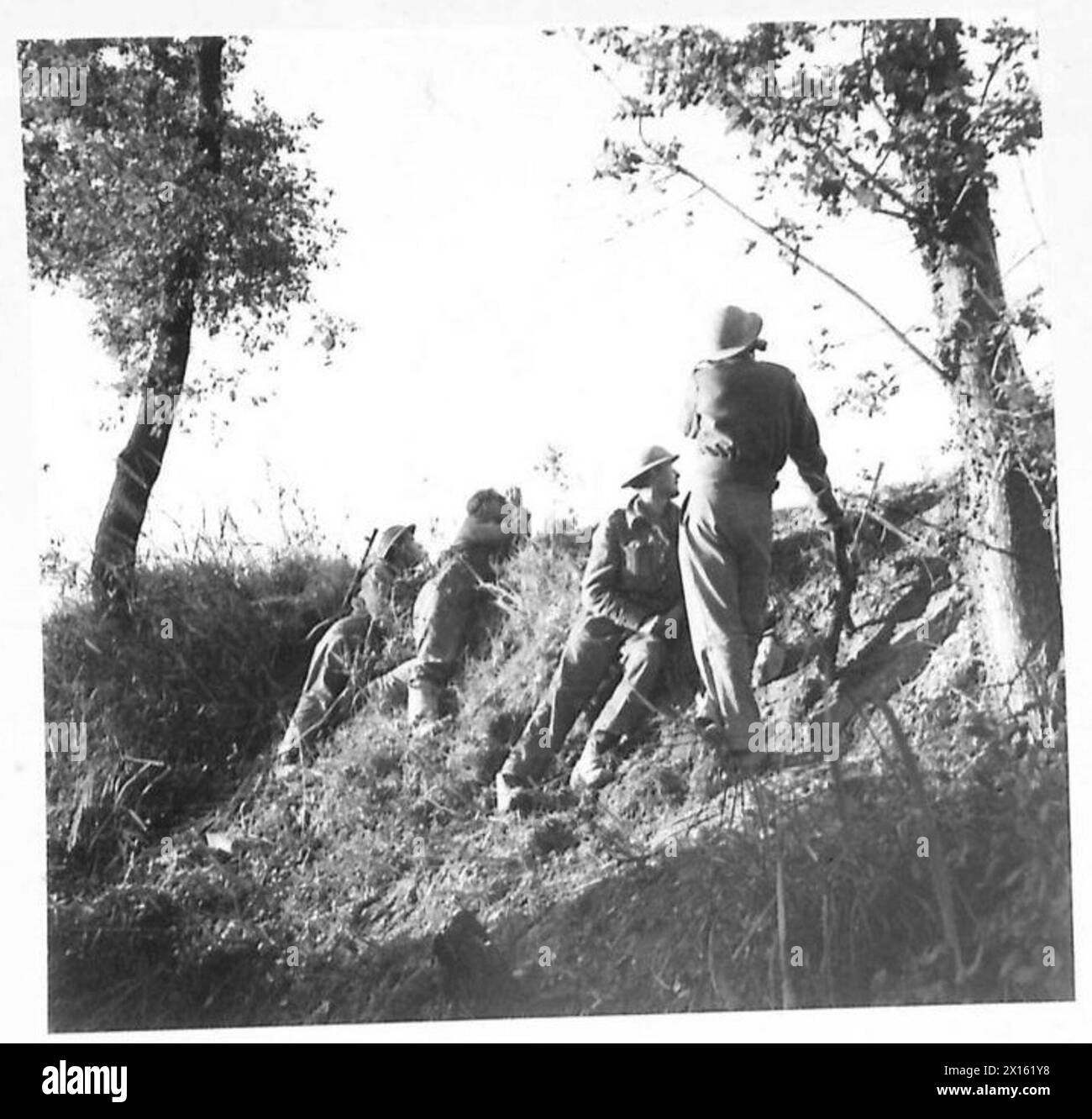 ITALY : EIGHTH ARMY - Men of 'B' Coy., 2 K.R.R.C. in a forward position on the Sangro front. They are - left to right:- Rfn.A.R. Jerham of Fulham, London L/Cpl. G. Hills of Crayford, Kent Rfn. G. Tupper of Wimbledon, London, Cpl. L. Norman of East Acton, London , British Army Stock Photo
