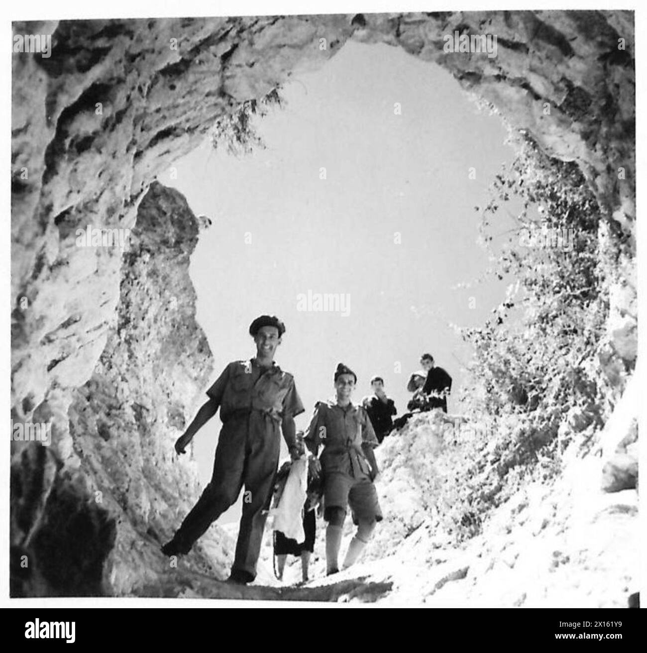 THE BRITISH ARMY IN NORTH AFRICA AND THE MIDDLE EAST 1940-1947 - Going down to bathe in one of the underground caverns near Bab British Army Stock Photo