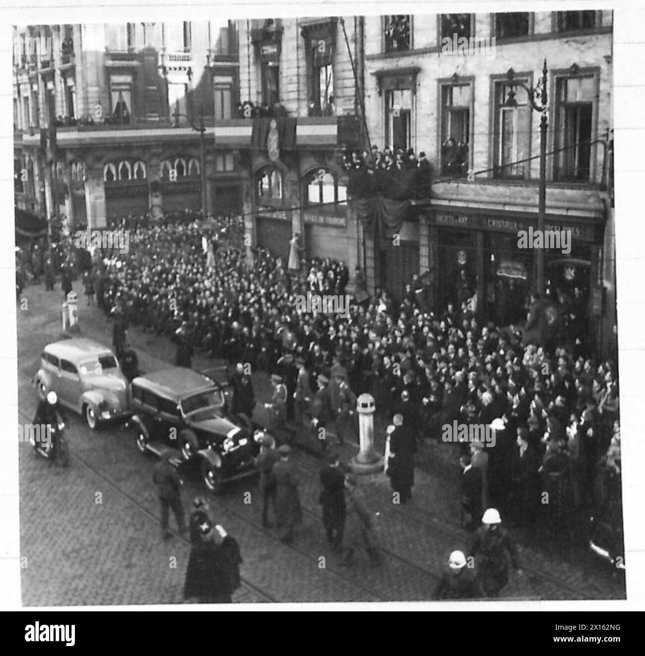 ARMISTICE DAY IN BRUSSELS Crowds cheer Prince Charles as he steps