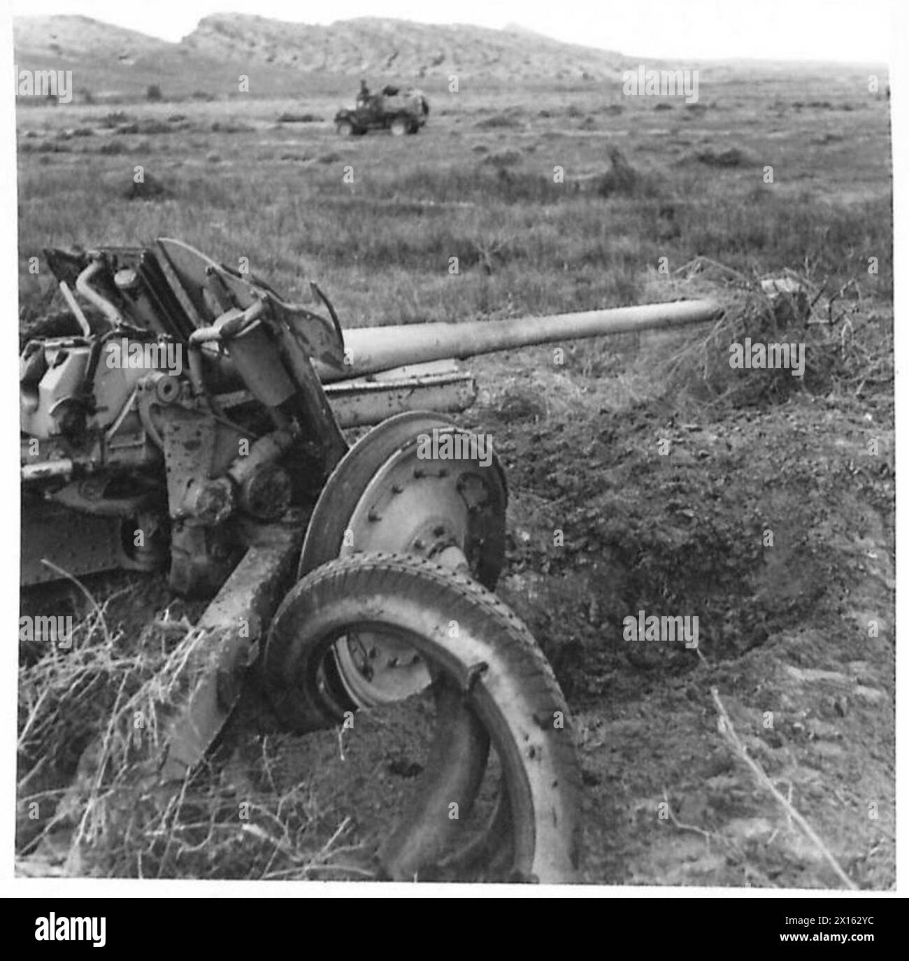 FIRST ARMY : JOINT ATTACK ON PICHON - 75 mm gun which received a direct hit from one of our tanks British Army Stock Photo
