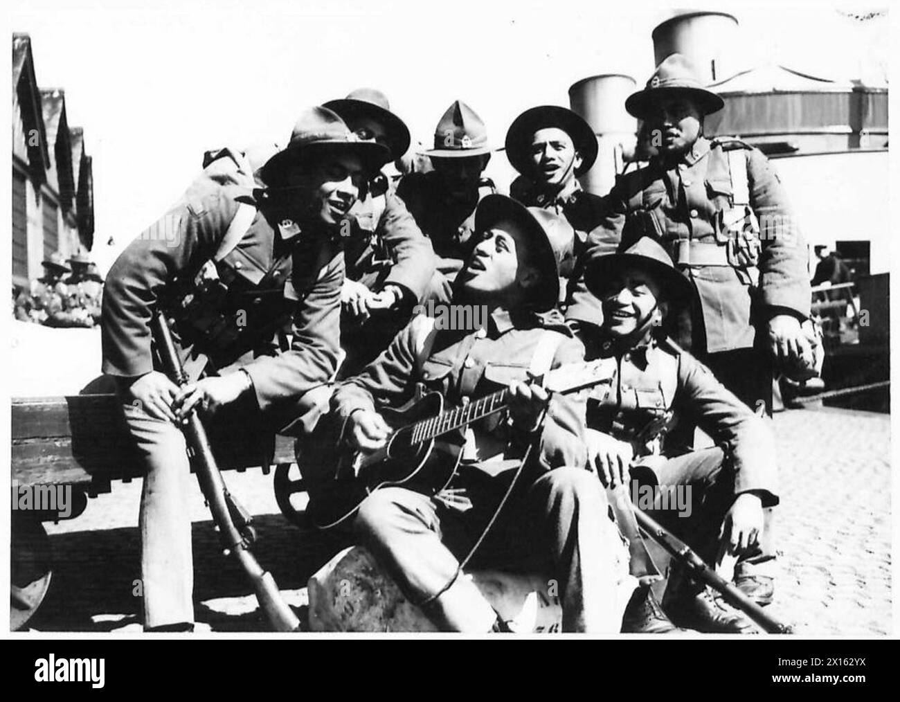 2ND NEW ZEALAND EXPEDITIONARY FORCE - Sing-song by men of the 28th