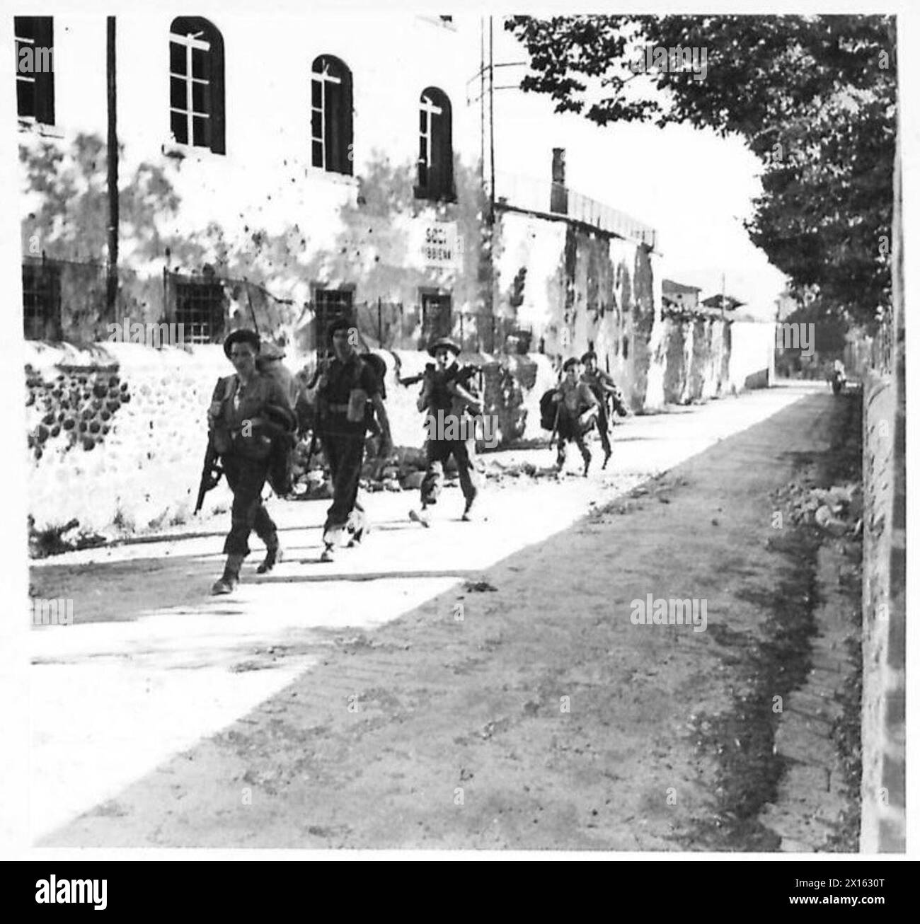 Men of the 8th Battalion, Manchester Regiment, leave the town of Soci as part of the Eighth Army's advance into the Gothic Line, Italy. Stock Photo
