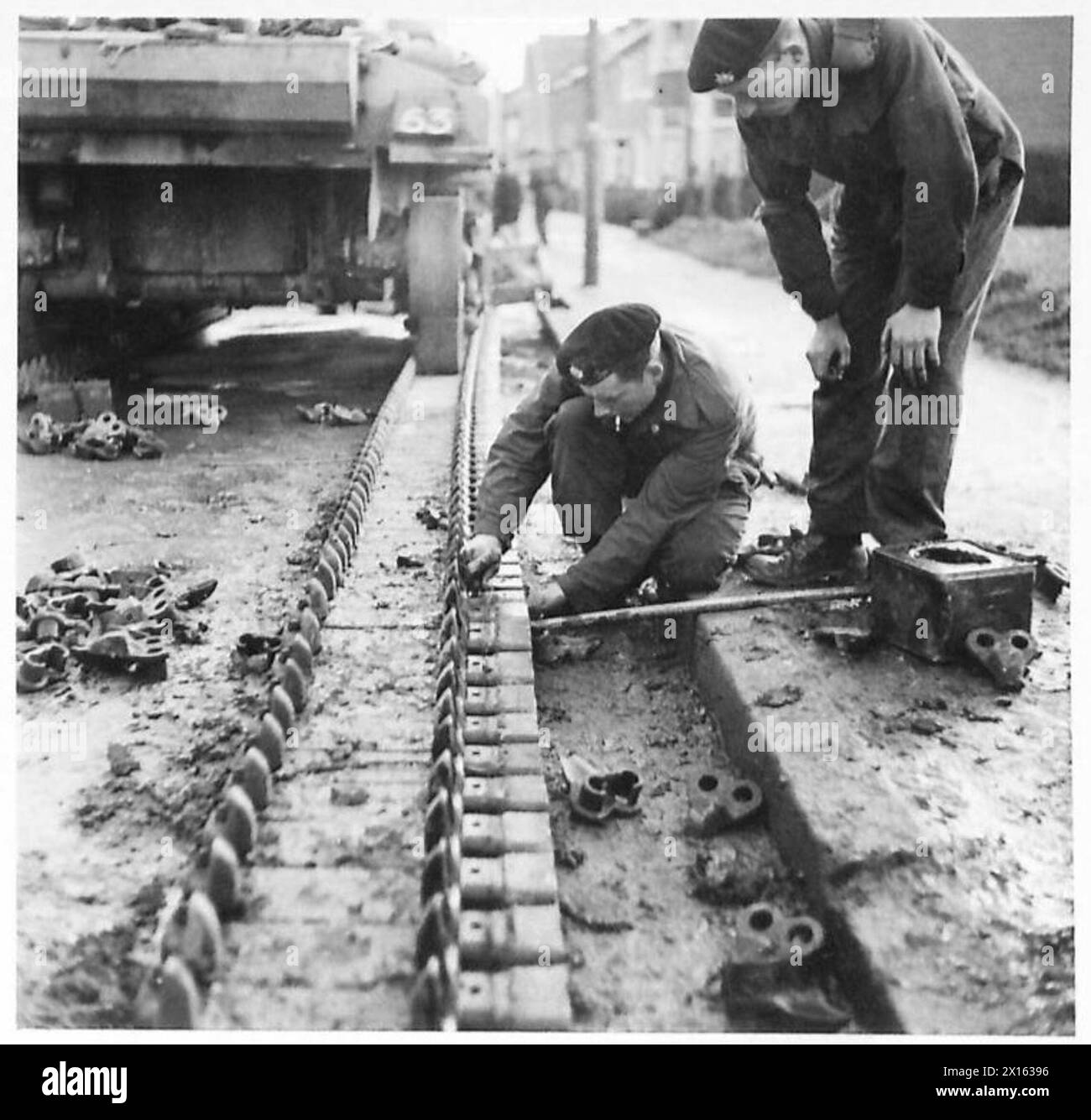 TANK TRACKS - Men of the Guards Armoured Bds fitting the shoes to the tracks British Army, 21st Army Group Stock Photo