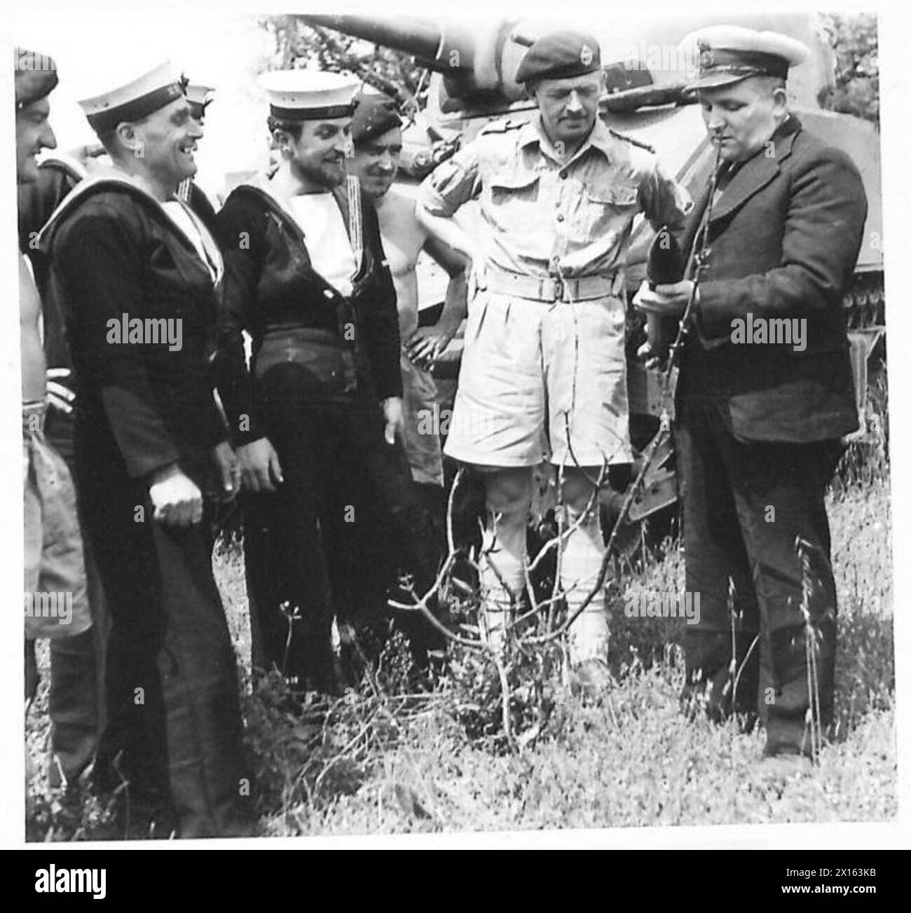 Lieutenant W. Wright demonstrates a 25-pounder shell to sailors ...
