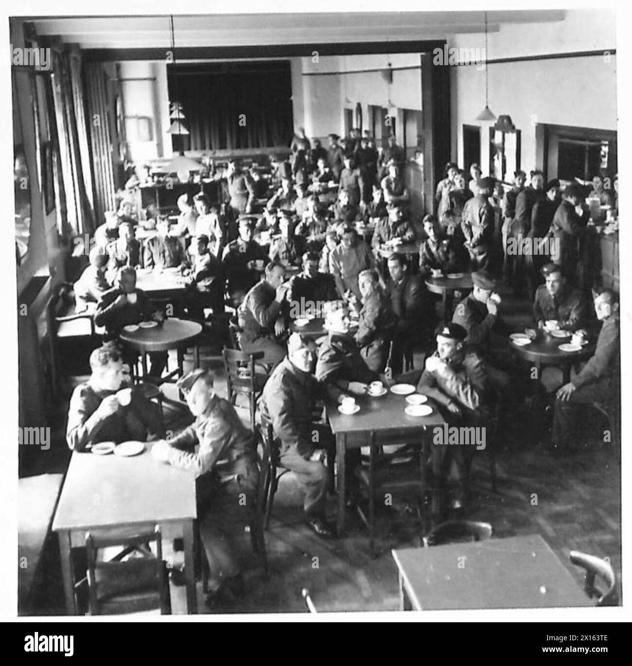 ARMY SCHOOL OF HYGIENE - Interior view of the NAAFI Hall, showing men seated at tables British Army Stock Photo