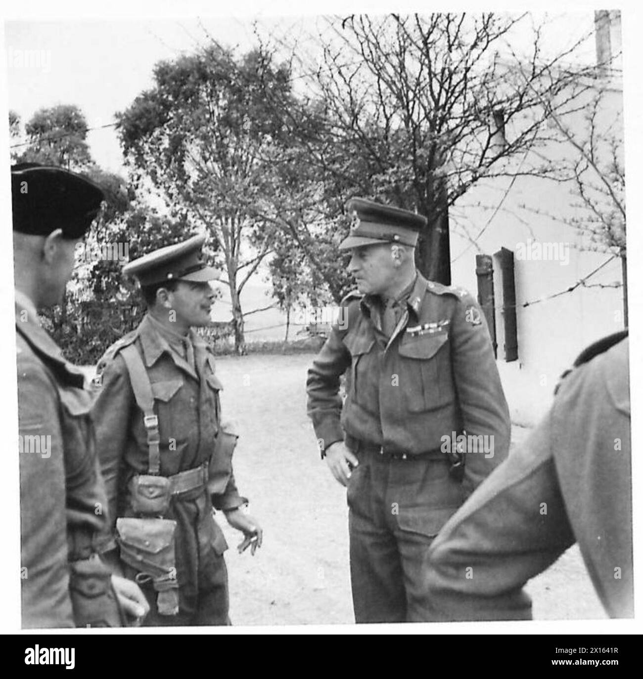 GENERAL ANDERSON GOC FIRST ARMY VISIT ARMOURED UNITS IN HIS COMMAND AT 46 DIVISIONAL HQ - General Freeman Attwood chatting with Colonel Preston British Army Stock Photo
