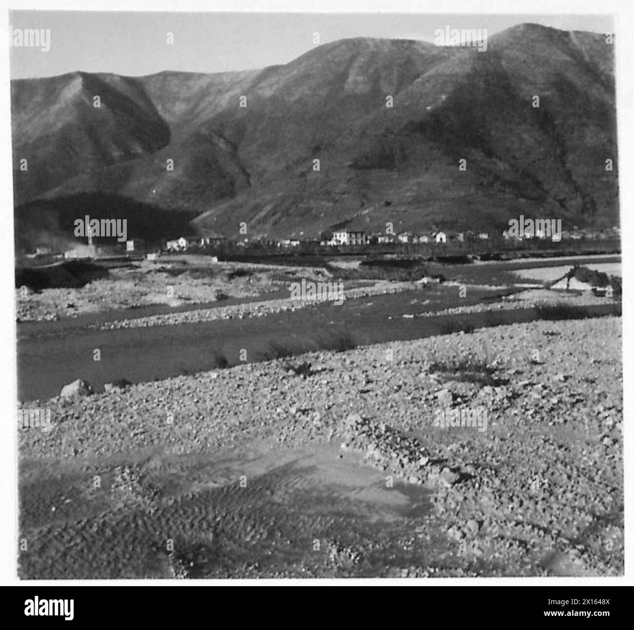 FIFTH ARMY : THE SERCHIO VALLEY - View across the River Serchio, with German defences almost washed away by the river British Army Stock Photo