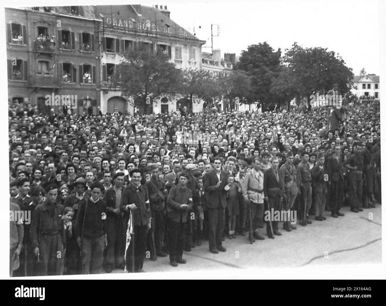 GENERAL DE GAULLE AT CHARTRES - The big crowd that listened to General