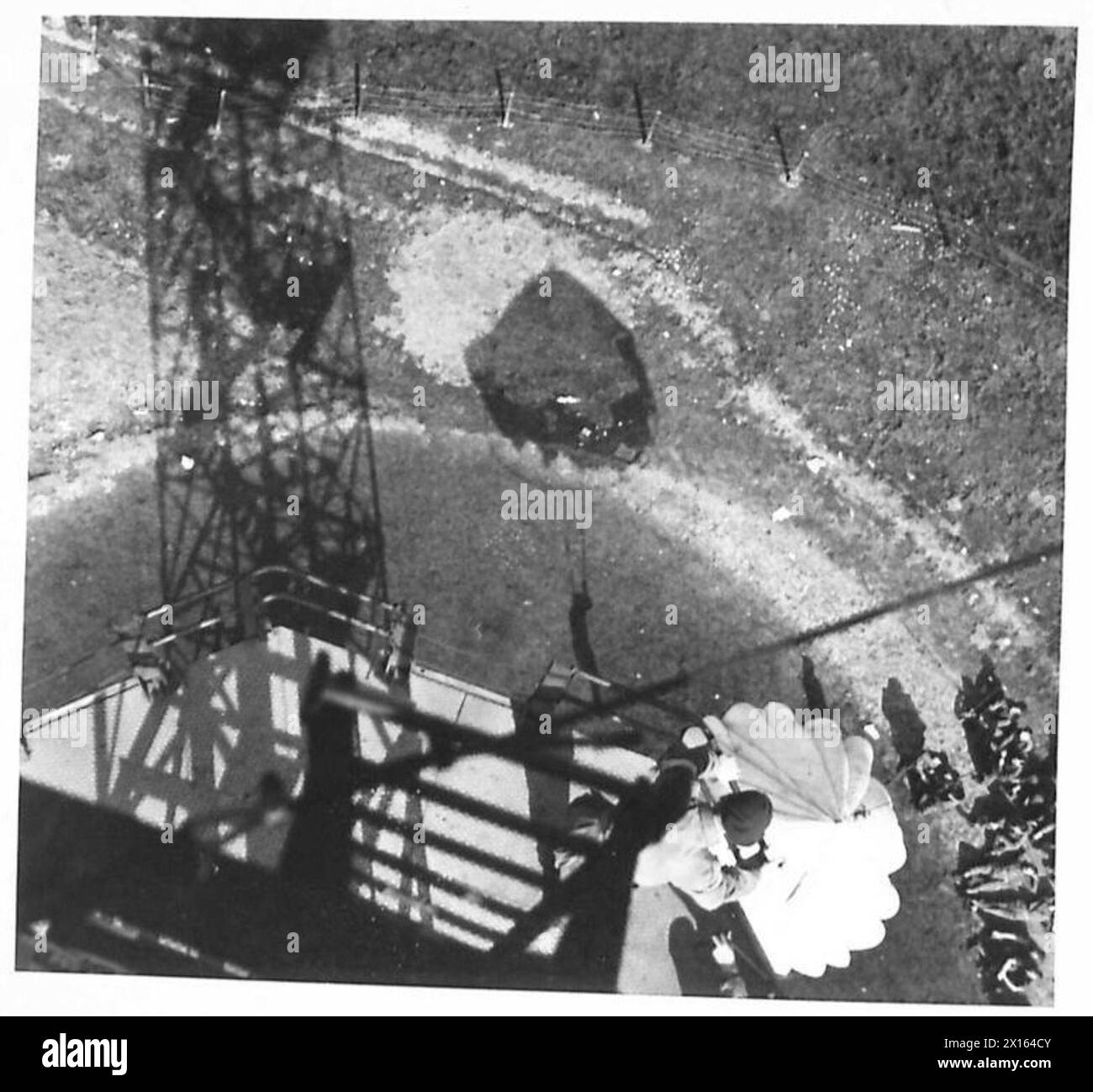 PARACHUTE TRAINING DEPOT & SCHOOL AIRBORNE FORCES - With the tower and his parachute shown in shadow on the ground, the student, with his feet firmly together, prepares for a safe landing British Army Stock Photo