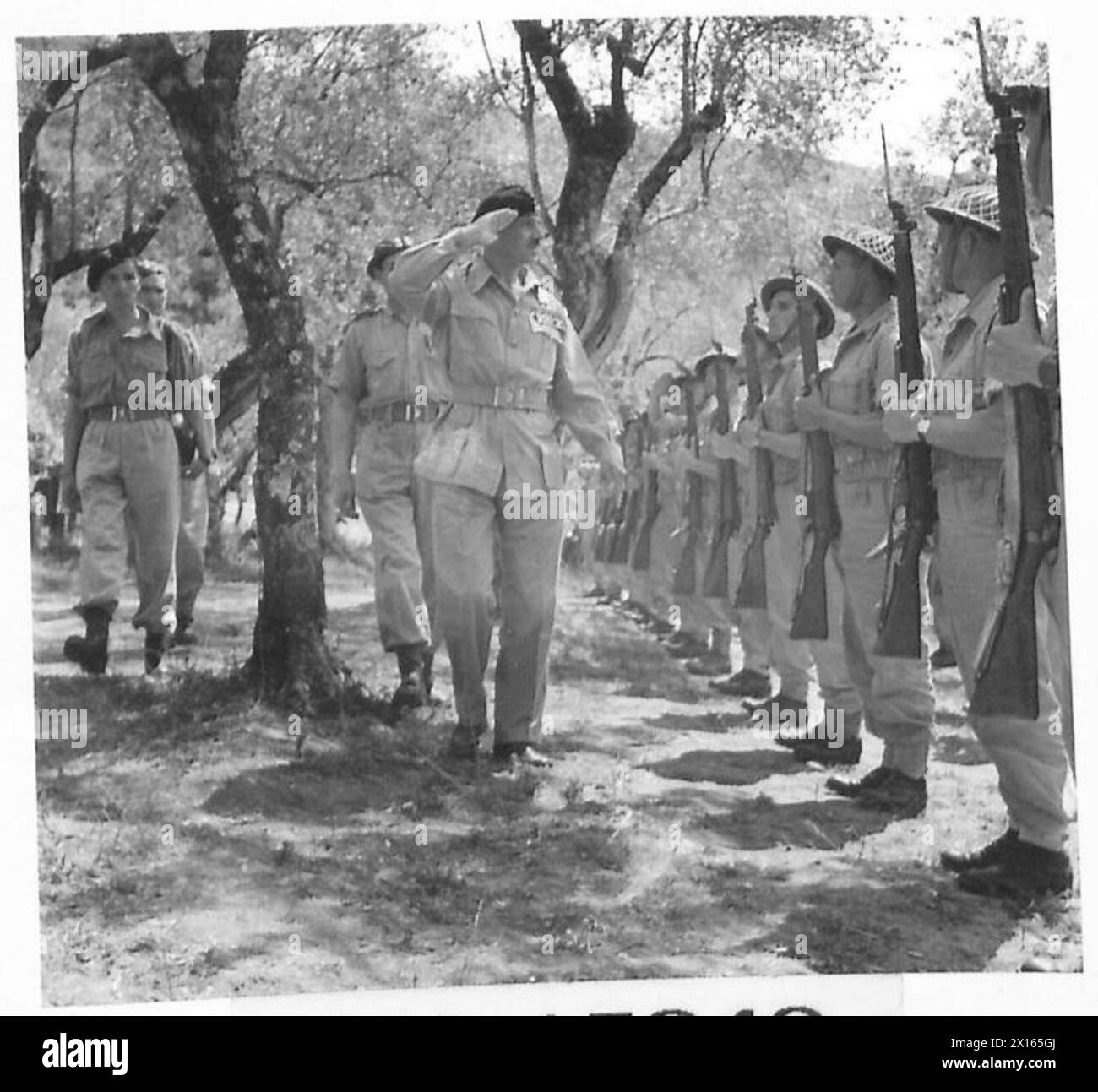 THE POLISH ARMY IN THE ITALIAN CAMPAIGN, 1943-1945 - General Władysław Anders, the Commander of the 2nd Polish Corps, saluting Guard of Honour at his arrival at his HQ at Cervaro, 24 May 1944.Photograph taken before General Harold Alexander decorated General Anders with the Companion of Order of the Bath for Polish services at Cassino British Army, Polish Army, Polish Armed Forces in the West, Polish Corps, II, 8th Army, Anders, Władysław Stock Photo