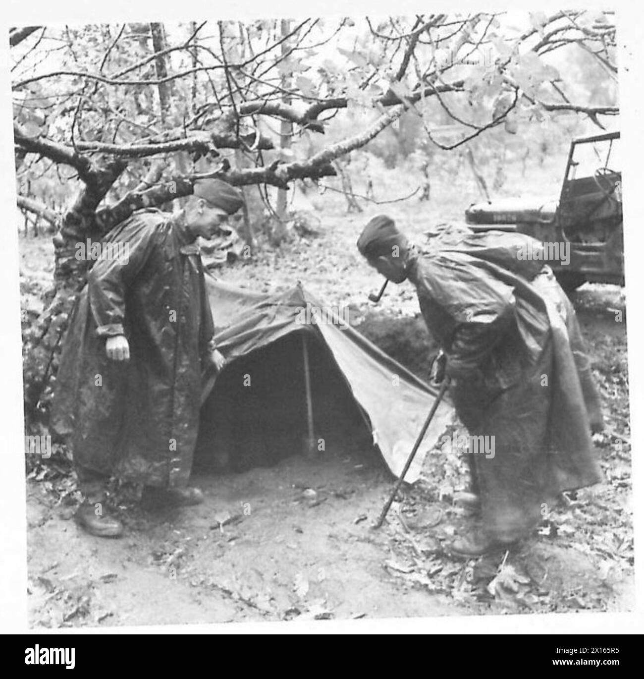 ITALY : FIFTH ARMYBRITISH SECTOR - The Commanding Officer (right) and the RSM inspect a soldier in his dug-out after the heavy rain British Army Stock Photo