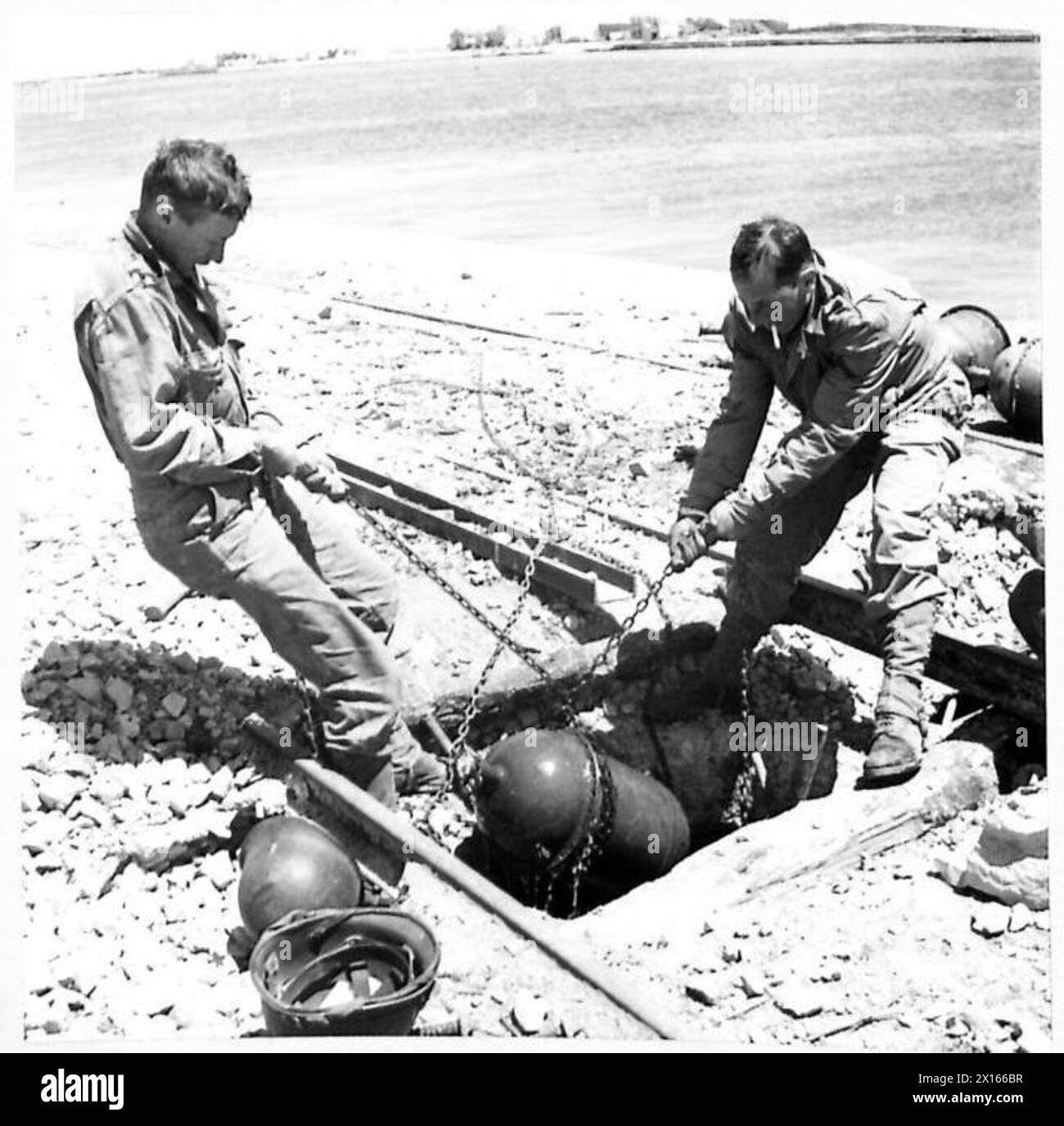BIZERTA - Bizerta quayside : American engineers excavating explosive charge British Army Stock Photo
