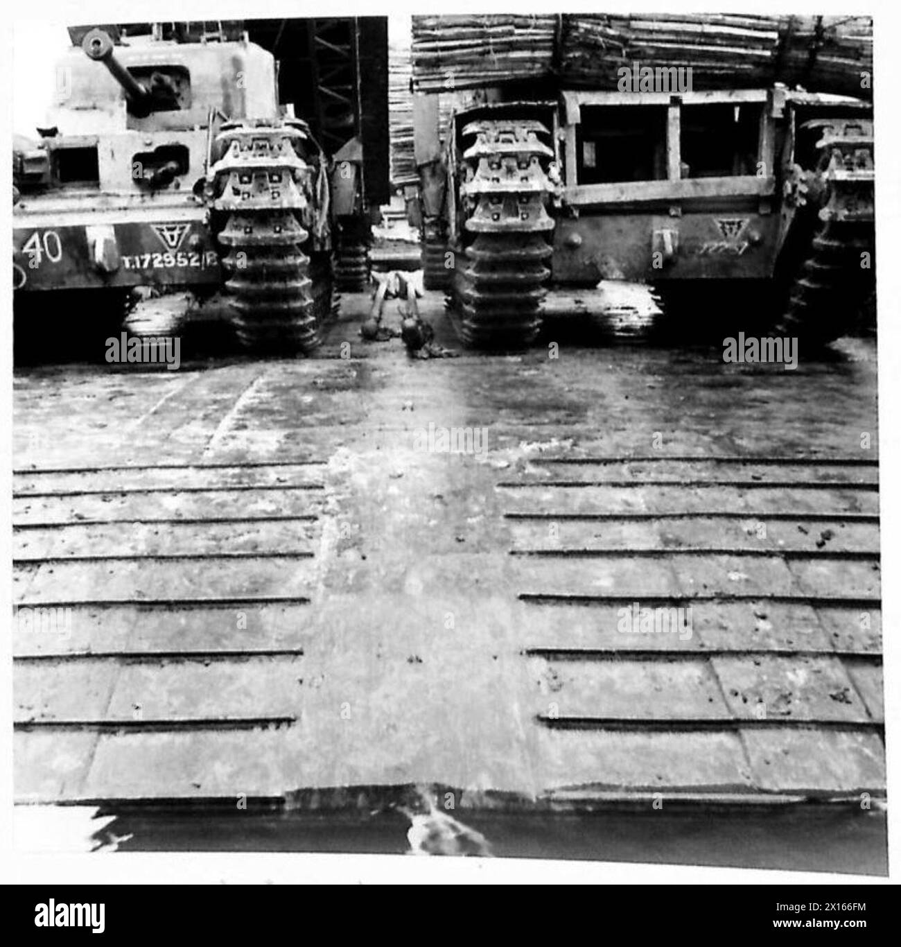 SPECIAL DEVICE FOR ENABLING TANKS TO CLIMB EXCEPTIONALLY STEEP INCLINES