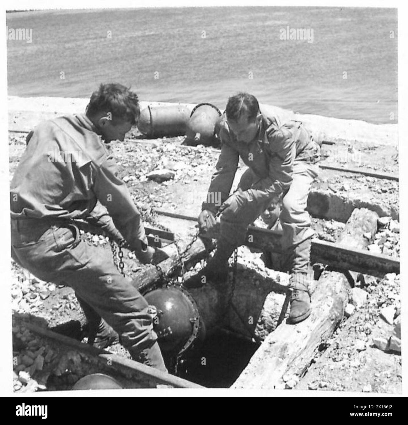 BIZERTA - Bizerta quayside : American engineers excavating explosive charge British Army Stock Photo