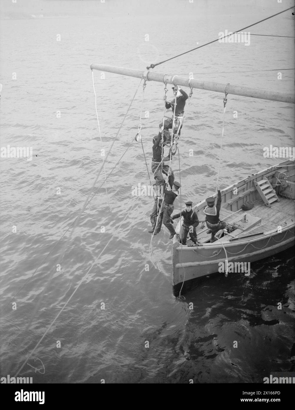 ON BOARD THE BATTLESHIP HMS RODNEY. OCTOBER 1940, SCENES IN THE DAILY ROUTINE OF THE BATTLESHIP. - An ammunition derrick being taken along to be rigged up Stock Photo