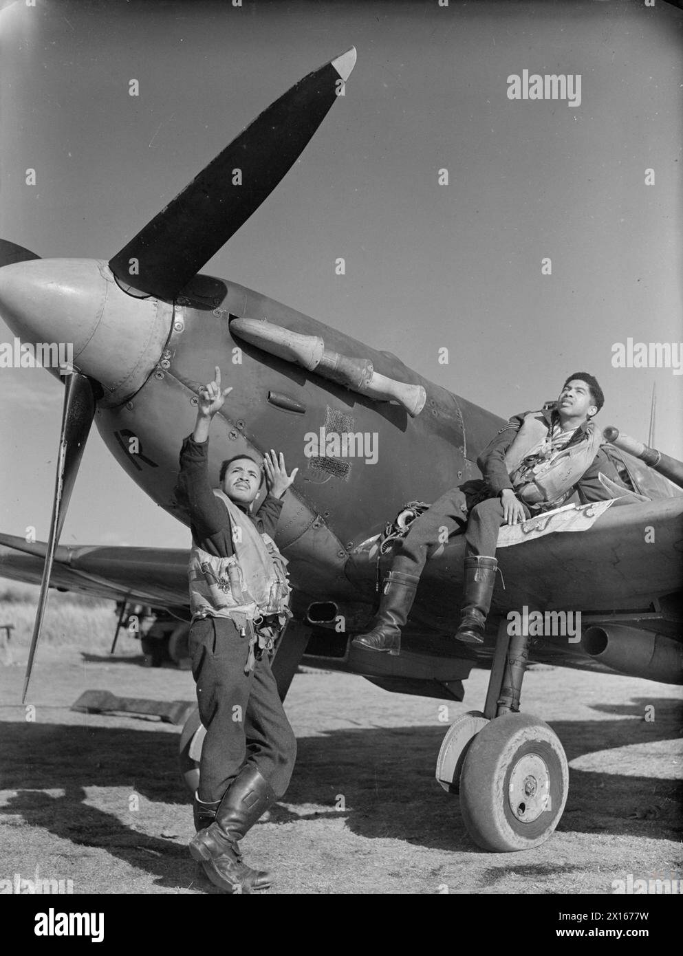 WEST INDIANS IN BRITAIN DURING THE SECOND WORLD WAR - West Indians in the Royal Air Force: West Indian members of the Bombay Squadron who took part in Fighter Command sorties over enemy-occupied territory. From left to right: A O Weekes of Barbados and Flight Sergeant C A Joseph of San Fernando, Trinidad Royal Air Force Stock Photo