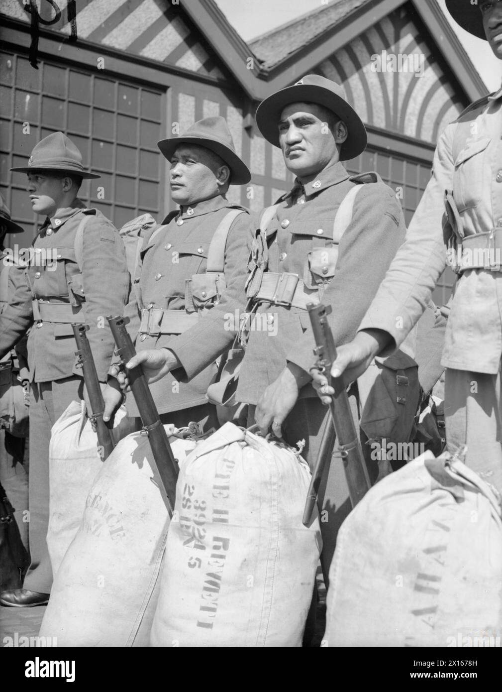 DOMINION AND EMPIRE FORCES IN THE UNITED KINGDOM, 1939-1945 - Troops of the 28th (Maori) Battalion, New Zealand Expeditionary Force, after disembarking at Gourock in Scotland, 17 June 1940 New Zealand Army Stock Photo