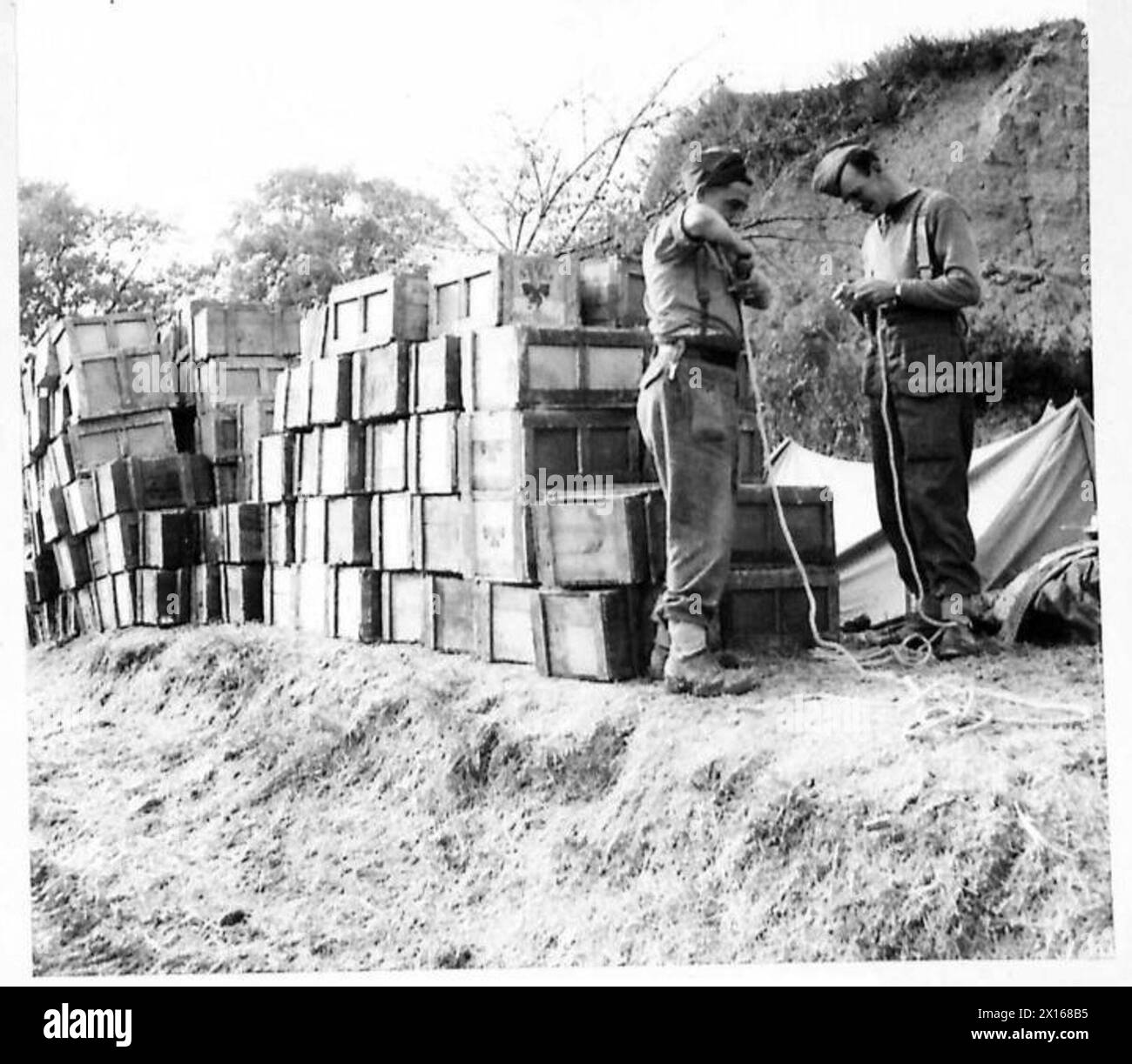 ITALY : EIGHTH ARMYSANGRO RIVER AREA - Lashing together by ropes some of the now famous Compo rations which will be carried by the mule teams British Army Stock Photo