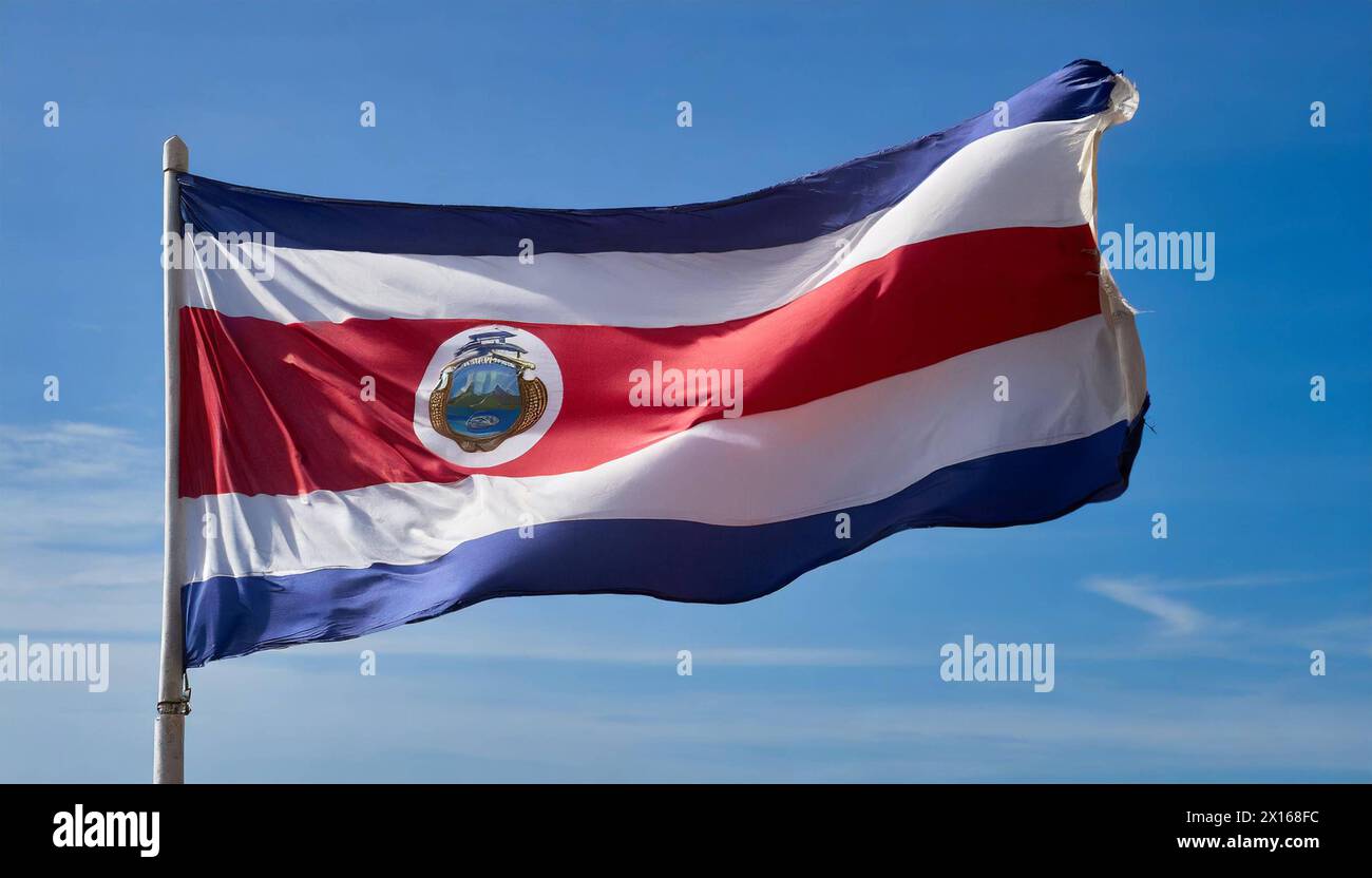Die Fahne von Costa Rica flattert im Wind, isoliert gegen blauer Himmel Stock Photo