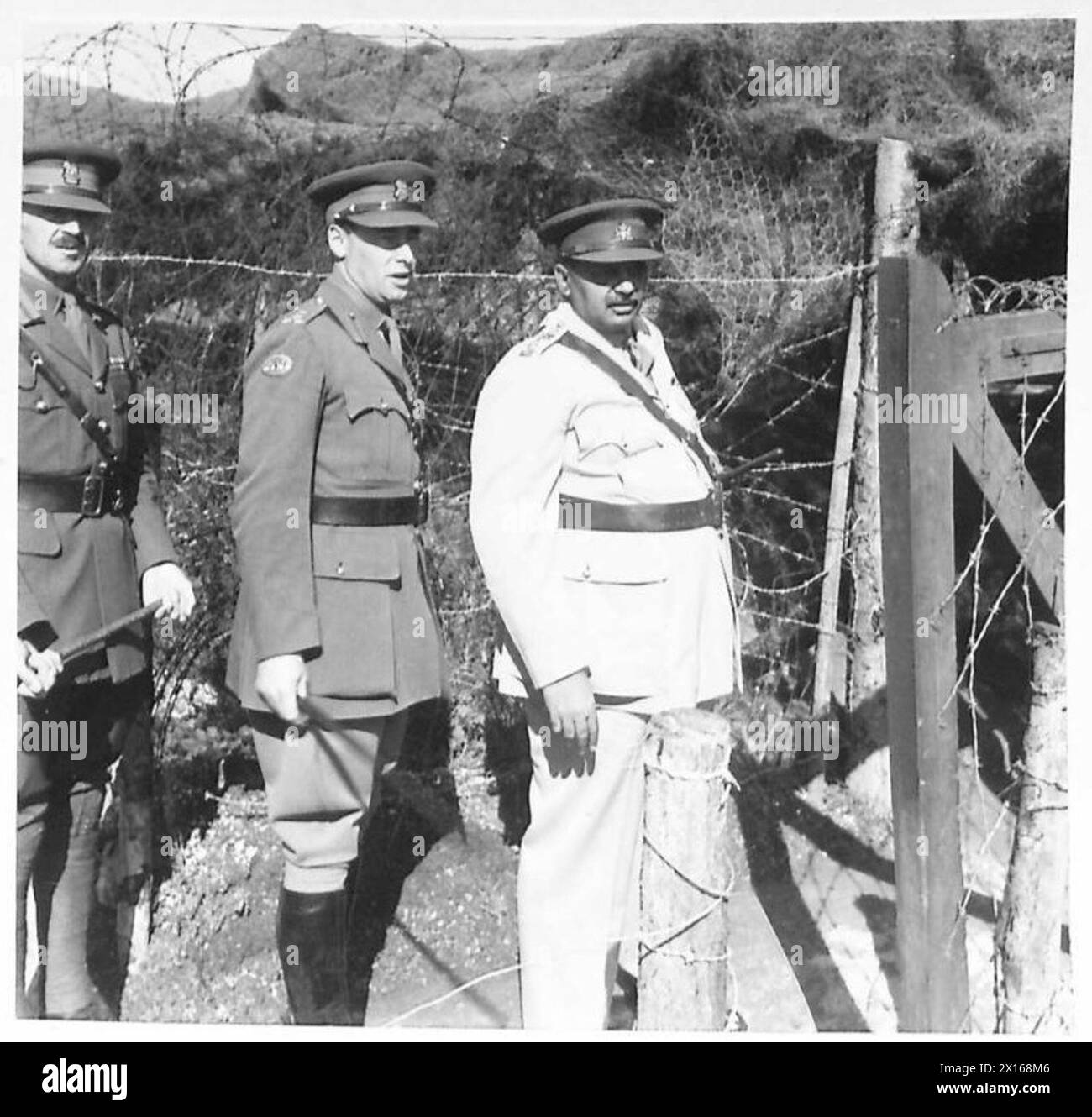 LT.COL. HIS HIGHNESS THE MAHARAJAH JAM SAHEB OF NAWANAGAR VISITS DOVER - His Highness and senior officers viewing defences British Army Stock Photo