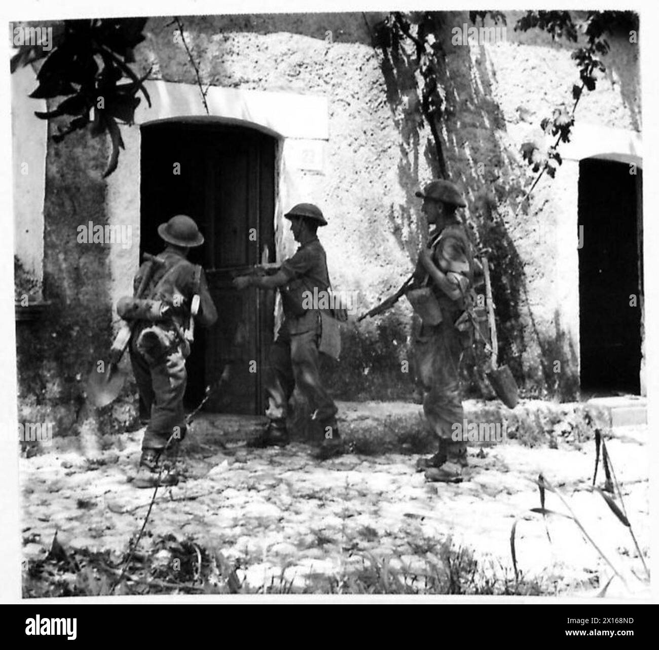 EIGHTH ARMY : ADVANCE FROM AQUINO - Men of 'B' Coy., 5 Northants mopping up in and around houses in the Roccasecca area British Army Stock Photo