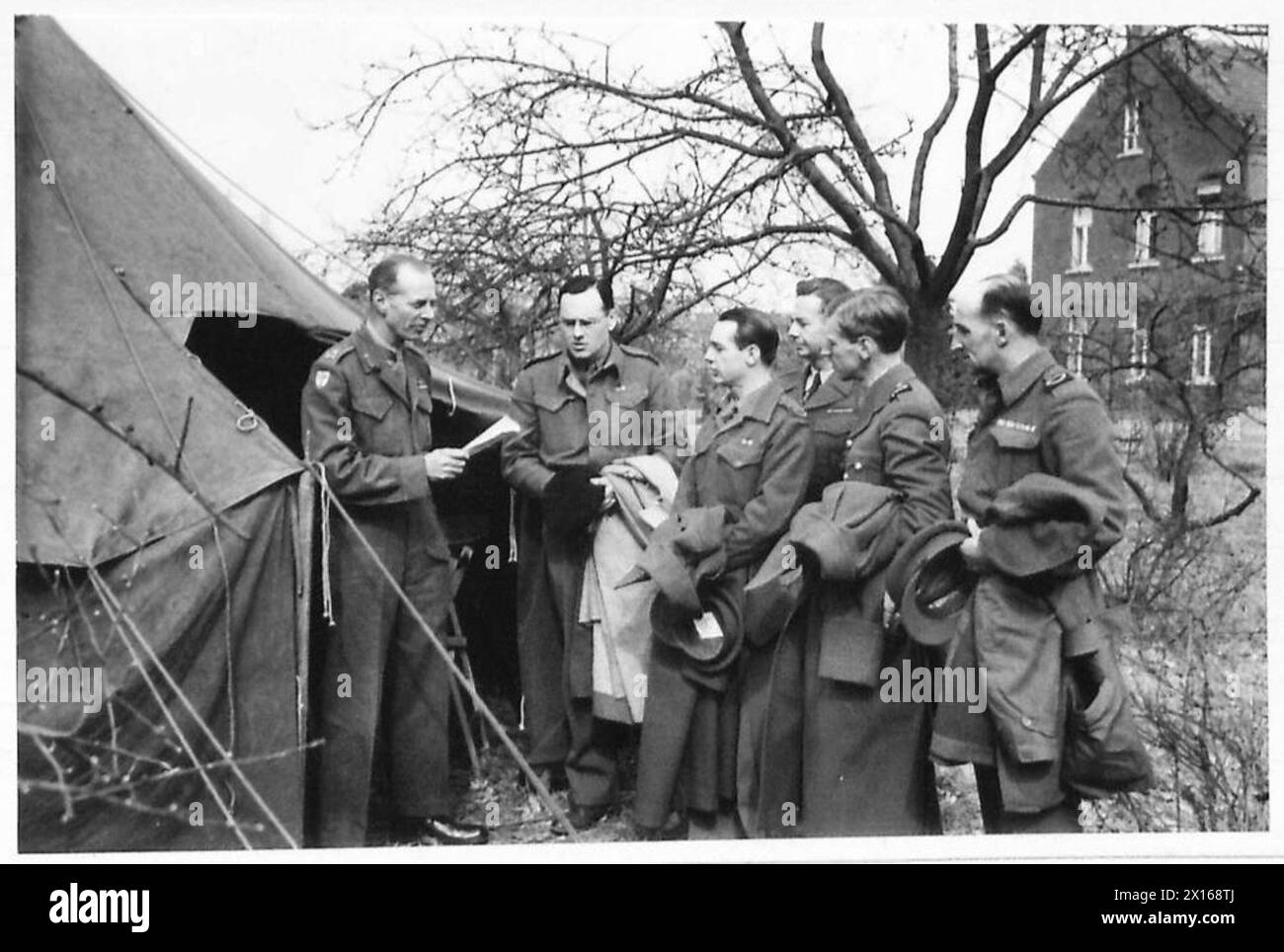 THEIR TURN NOW - L-R: Gen Dempsey, Commander 2nd Army talking to the War Correspondents and briefing them in detail his plans for the assault he proposes to make over the Rhine:- Alexander Clifford (Daily Mail) Alan Moorehead (Daily Express) Barney McQuaid (Chicago Daily News) J.Illingsworth (Yorkshire Post) Charles Bray (Daily Herald) , British Army, 21st Army Group Stock Photo