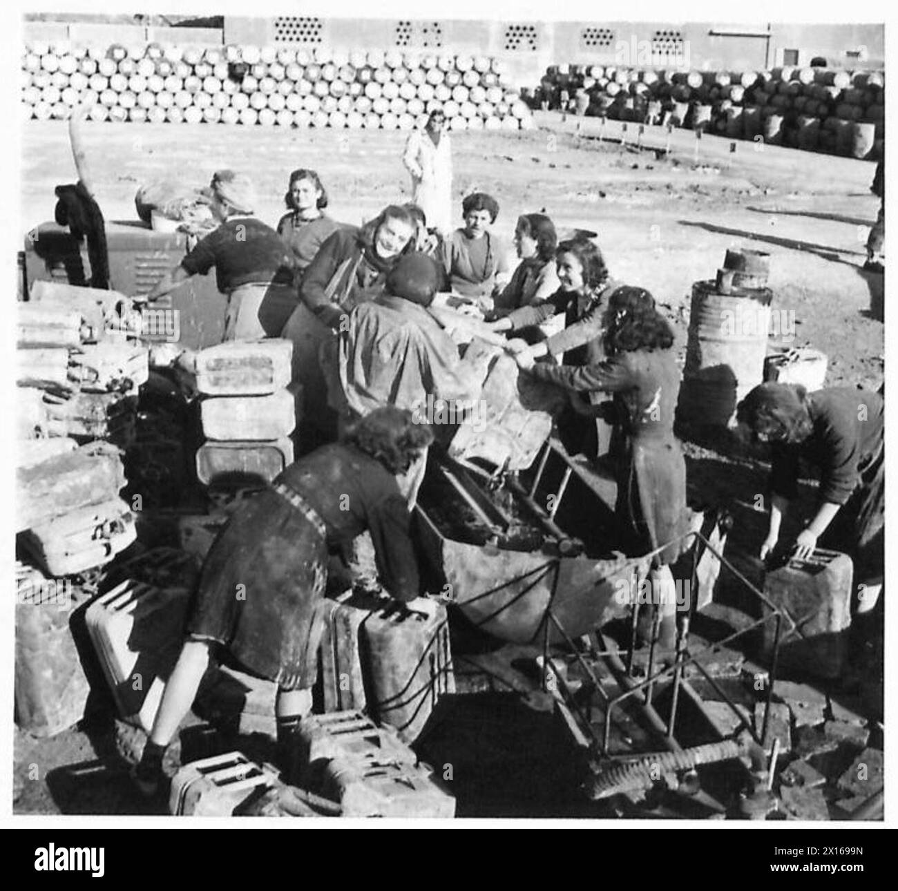 EIGHTH ARMY : LIFE BLOOD OF AN ARMY - This team of Italian girls at the can washing point handle an average of 5,000 4-gallon jerricans in a day British Army Stock Photo