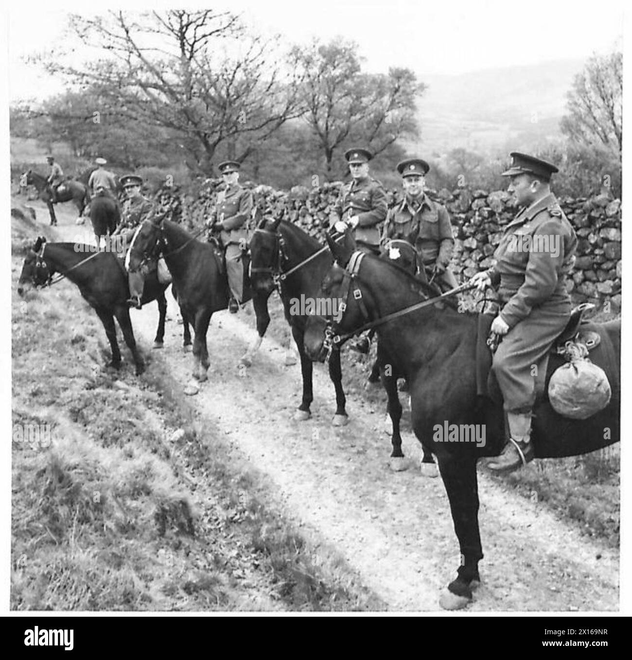 A MOUNTAIN BATTERY IN WALES - War Correspondents seen on horseback. Left to right - H.C. Taylor (Liverpool Daily Post); L.W.Jones (Liverpool Evening Express)., W.F. Tewson (Manchester Evening News) R.W. Reid (BBC Manchester) and J.H. Morgan (Western Mail, Cardiff) British Army Stock Photo