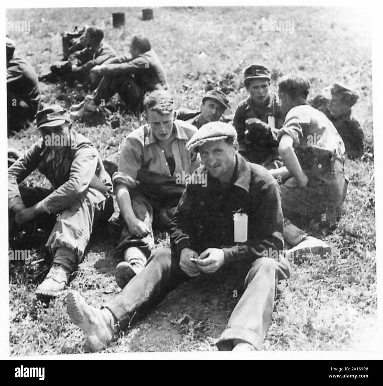EIGHTH ARMY : VARIOUS - The man with a peaked cap is a Frenchman from Alsace, who took the first opportunity to come over to our lines, and is delighted at the chance of escaping service in the German Army. He was employed as a cook in the rear areas. Behind him, a New Zealander, who is talking to Ukrainians who had been forced to serve in the German Army British Army Stock Photo