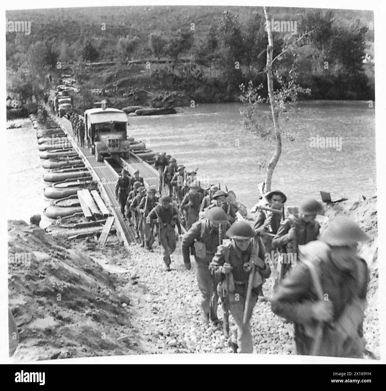 CROSSING OF THE RIVER VOLTURNO - Guards crossing a bridge over the River Volturno built by American engineers British Army Stock Photo