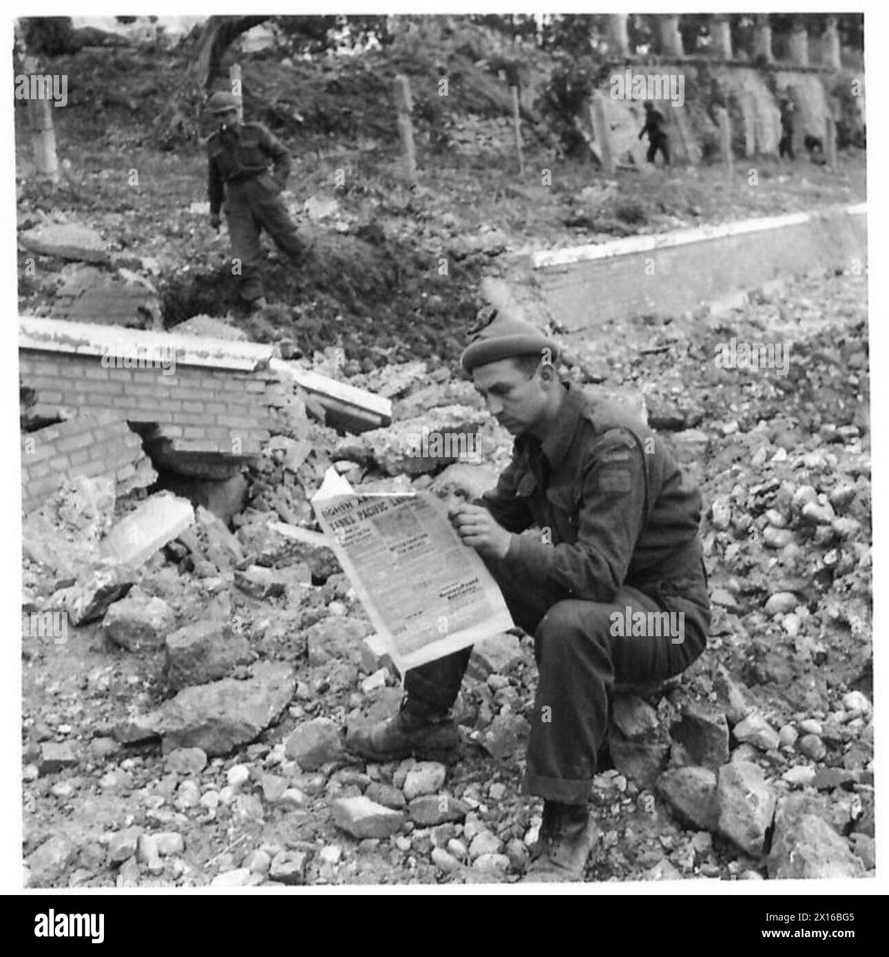 ITALY : EIGHTH ARMY : CANADIANS CLOSE IN ON ORTONA - Pte. John Saniuc, 49 Edmonton Regiment of Glencairn, Manitoba, reading the'Eighth Army News' British Army Stock Photo